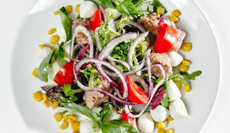 20 вкусных салатов с тунцом, которые удивят ваших гостей