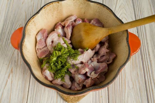 Вкусные тушеные куриные желудки
