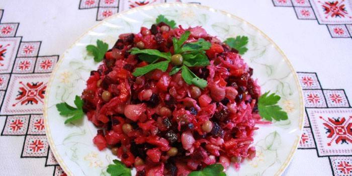 7 самых вкусных салатов из свеклы вареной 2022: простые пошаговые рецепты