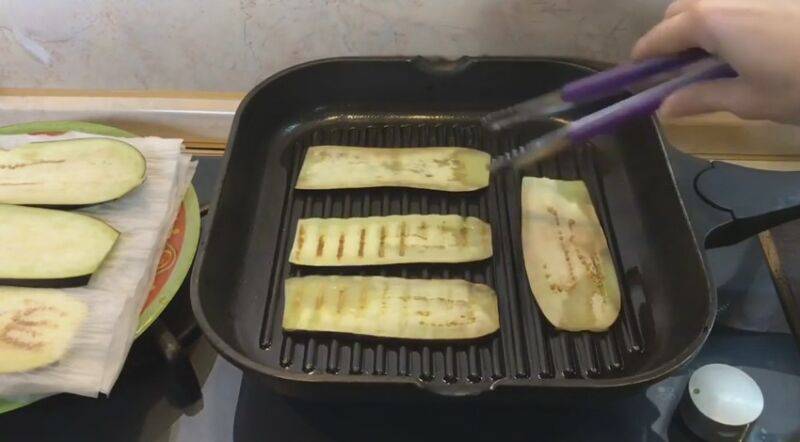Рулетики из баклажанов с сыром и чесноком
