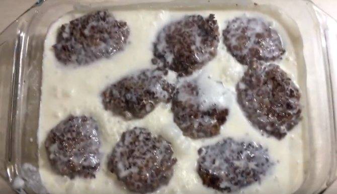 Тефтели из фарша с рисом в духовке: 3 рецепта
