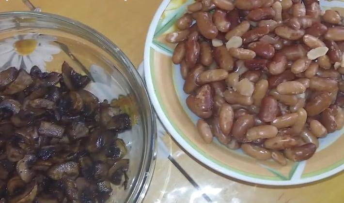 Жареная свинина с грибами и фасолью