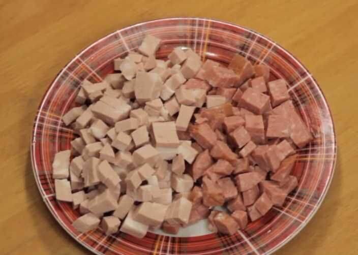 Пицца с колбасой и сыром