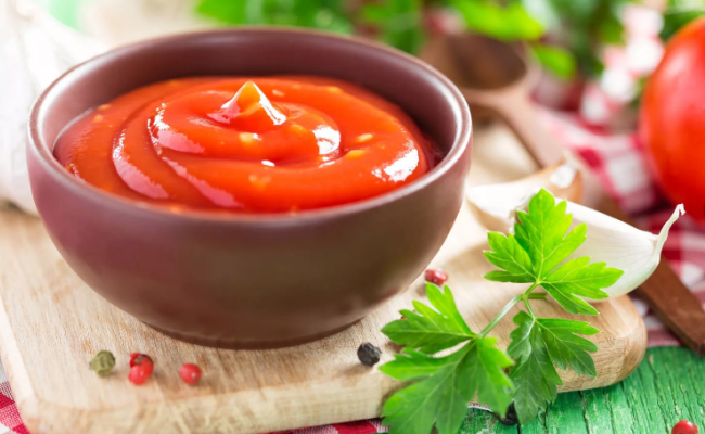 Макароны с томатным соусом на сковороде