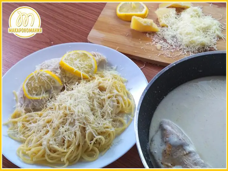 Спагетти в сливочном соусе с курицей
