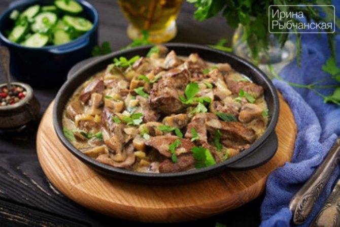 Куриная печень жареная с луком на сковороде