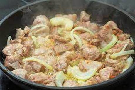 Подливка из свинины: с луком, томатом, сметаной, мукой, бефстроганов