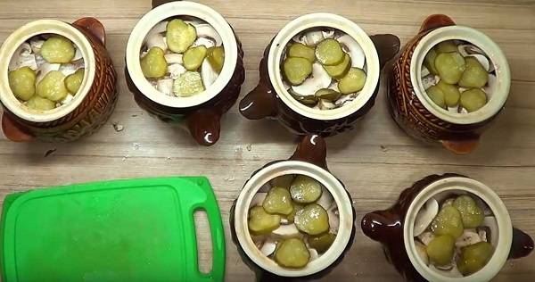 Салат сыр с чесноком и яйцом