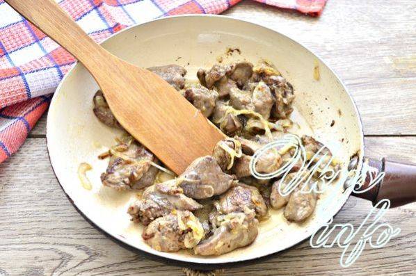 Куриная печень жареная с луком на сковороде