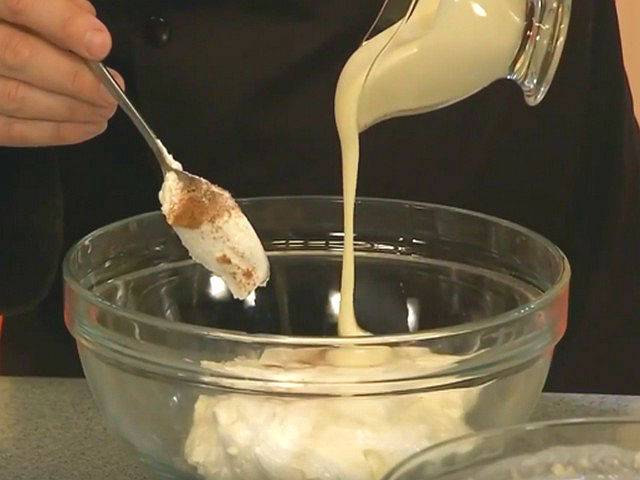 Блинный торт со сметанным кремом и бананами