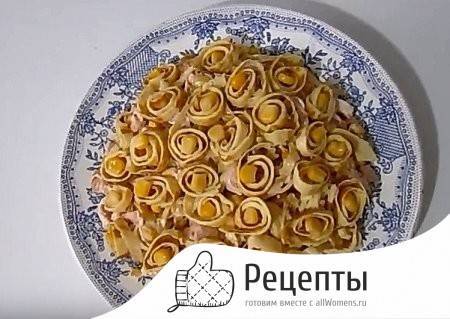 Блинный салат с курицей: 2 вкусных рецепта