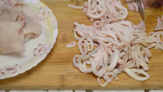 Салат с кальмарами и помидорами на праздничный стол