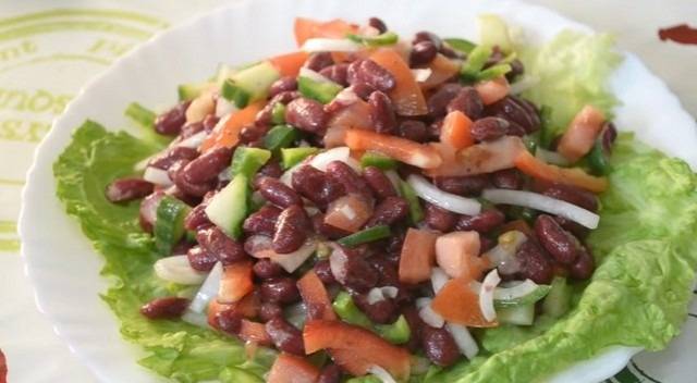 Салаты с консервированной фасолью и сухариками, вкусные, необычные, но простые