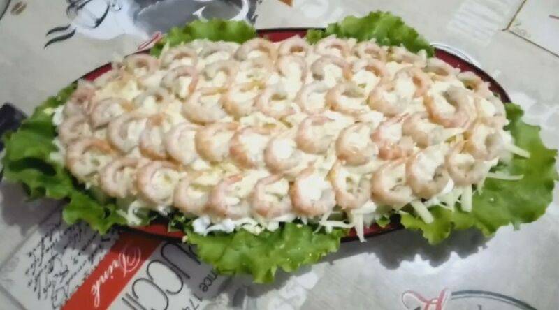 Салат с креветками и кальмарами