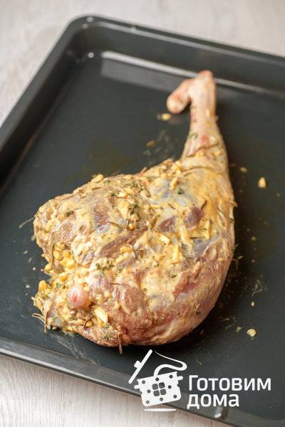 Баранья ножка, томленная с медом и прованскими травами