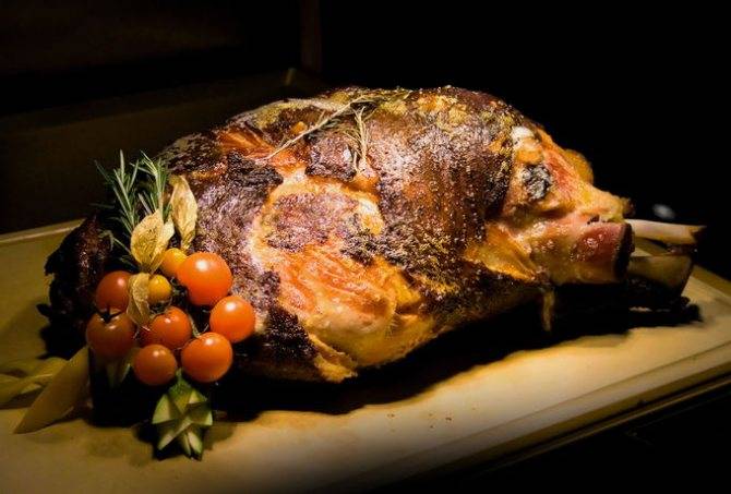 Баранья ножка, томленная с медом и прованскими травами