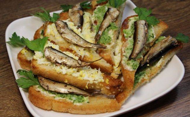 Яйца фаршированные шпротами и огурцом
