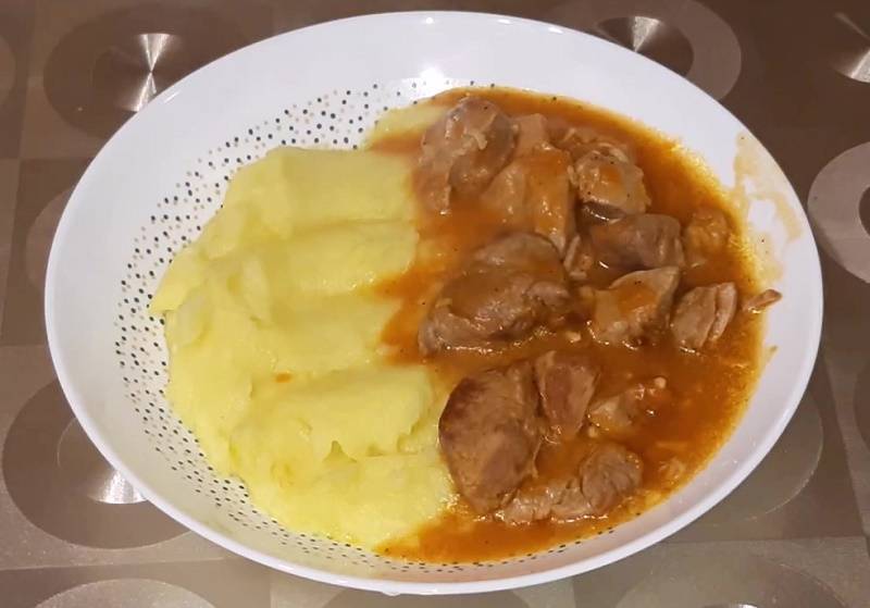 Подливка из свинины: с луком, томатом, сметаной, мукой, бефстроганов