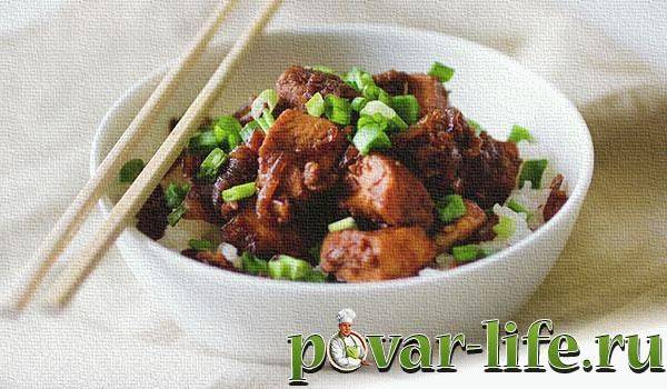 Куриная грудка в сметанном соусе с кунжутом
