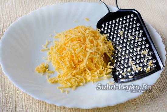 Добавим в салат «цезарь» курицу и помидоры, сухарики и…