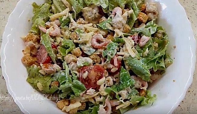 Салат с креветками и кальмарами