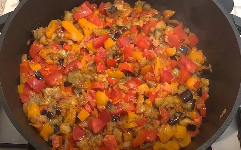 Тушеные баклажаны с овощами