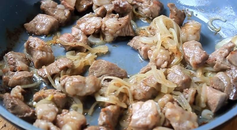 Мясо с грибами, запеченное в духовке или мультиварке