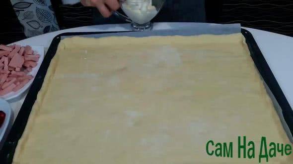 Пицца с колбасой и сыром