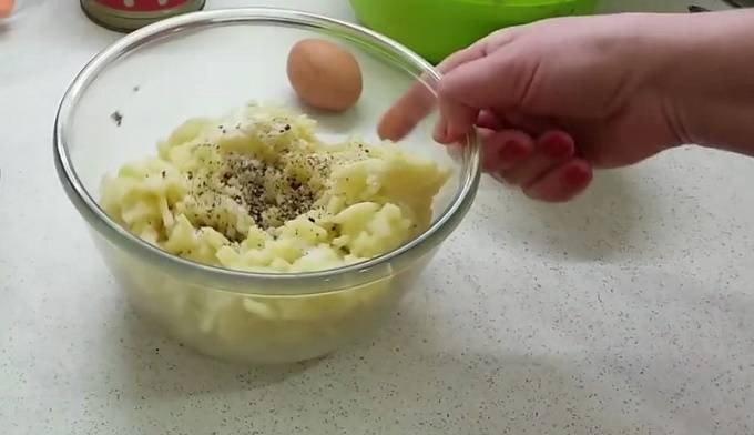 Картофельные котлеты из тертой вареной картошки на сковороде, рецепт с пошаговым фото