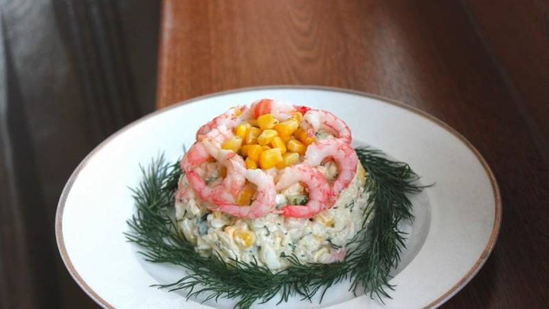 Салат с креветками и кальмарами