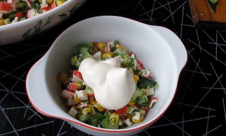 Салат из крабовых палочек с кукурузой классический рецепт с фото пошагово
