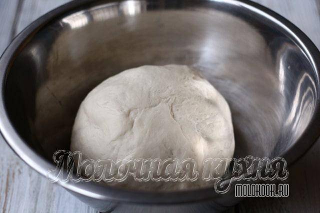 Пицца с колбасой и сыром