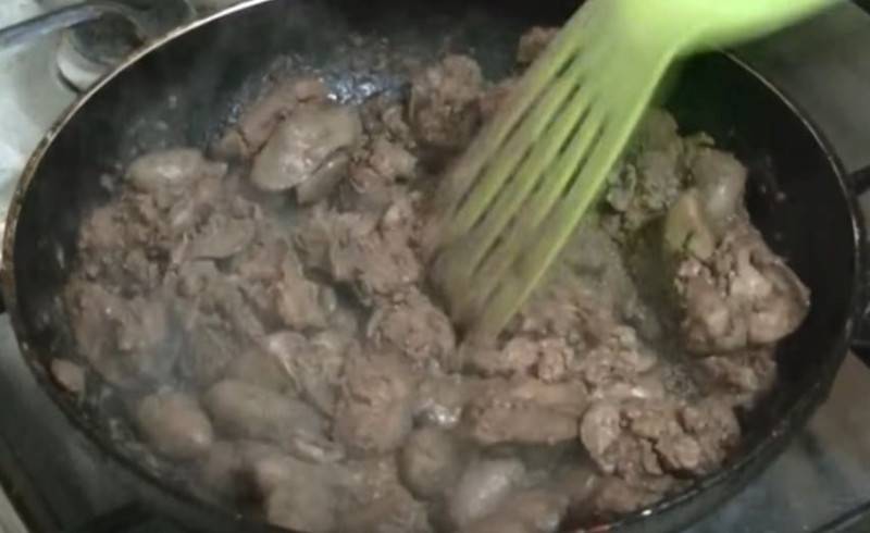 Куриная печень жареная с луком на сковороде
