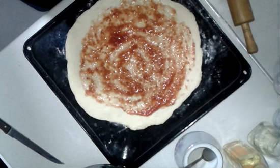 Пицца с колбасой и сыром