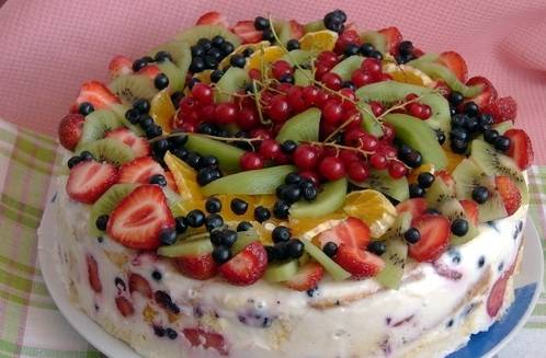 Торт из зефира без выпечки с фруктами, ягодами и орехами