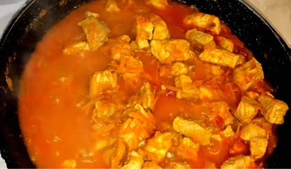 Подливка из свинины: с луком, томатом, сметаной, мукой, бефстроганов