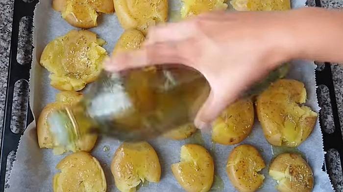 Картошка с овощами в духовке: в фольге, рукаве, горшочках