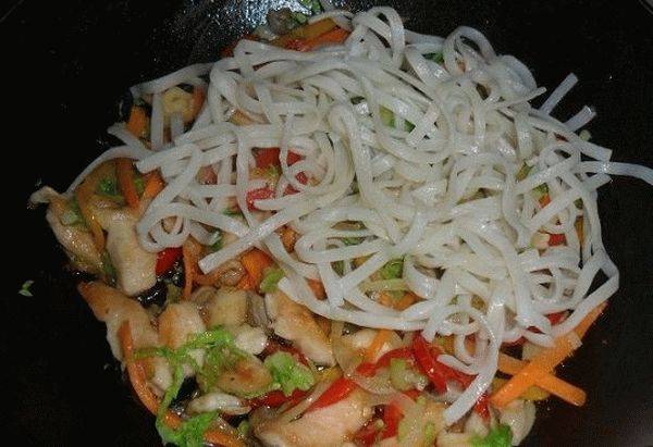 Лапша удон с курицей и овощами в соусе терияки