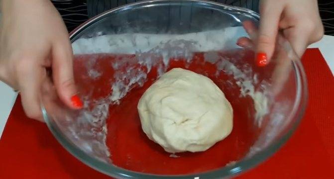 Пицца с колбасой и сыром