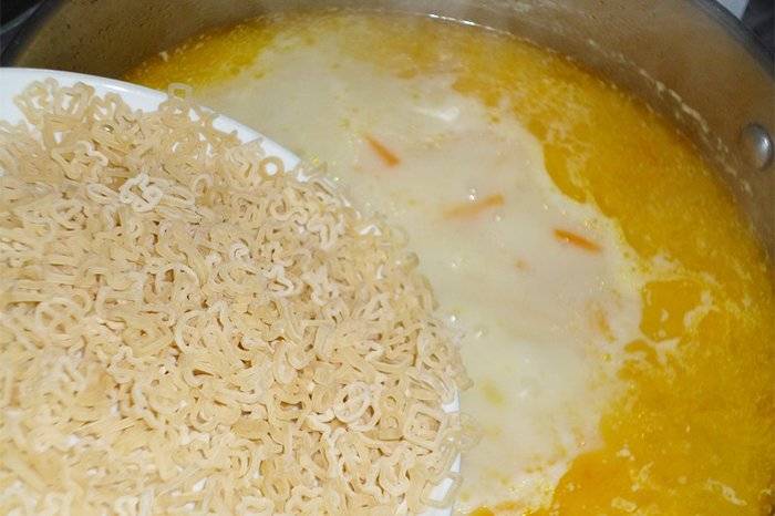 Вкусный сырный суп из плавленых сырков и курицы