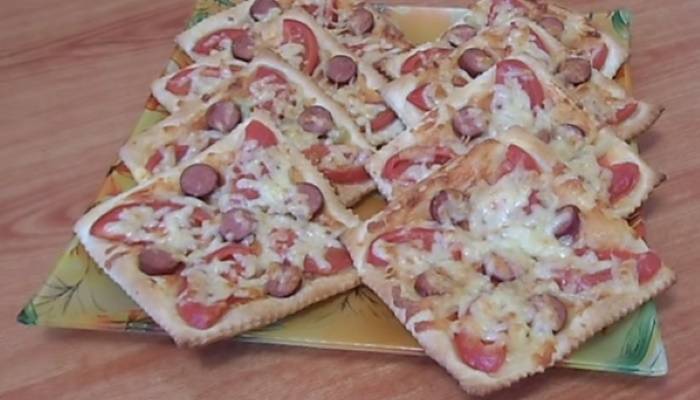 Пицца с колбасой и сыром