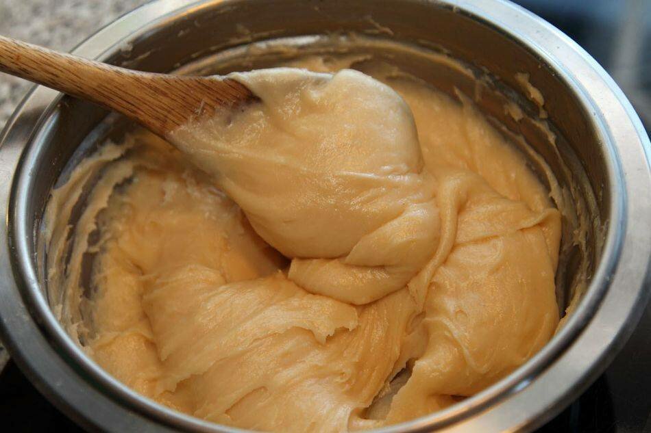 Булочки с изюмом из дрожжевого теста в духовке: 4 пошаговых рецепта