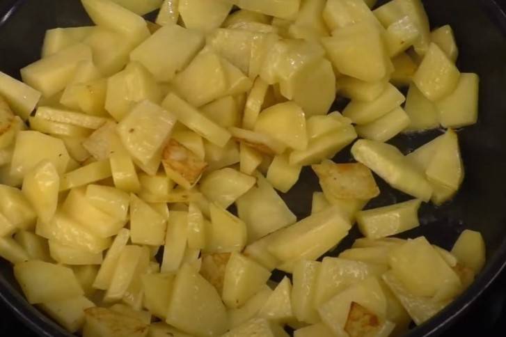Три запечённых блюда в горшочках: картофель с рисом, с овощами и вкусная тушеная картошка