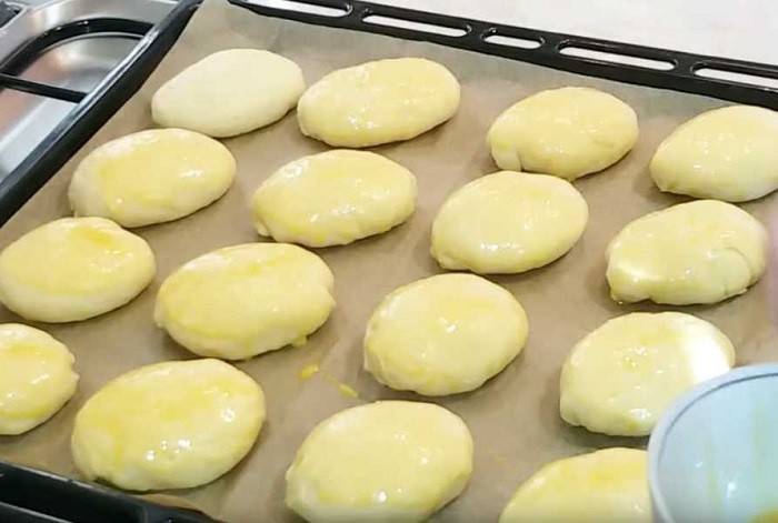 Пирожки с яйцом и луком