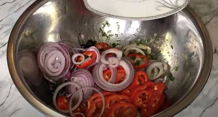 Вкусные салаты с яйцом и зелёным луком: подборка летних рецептов