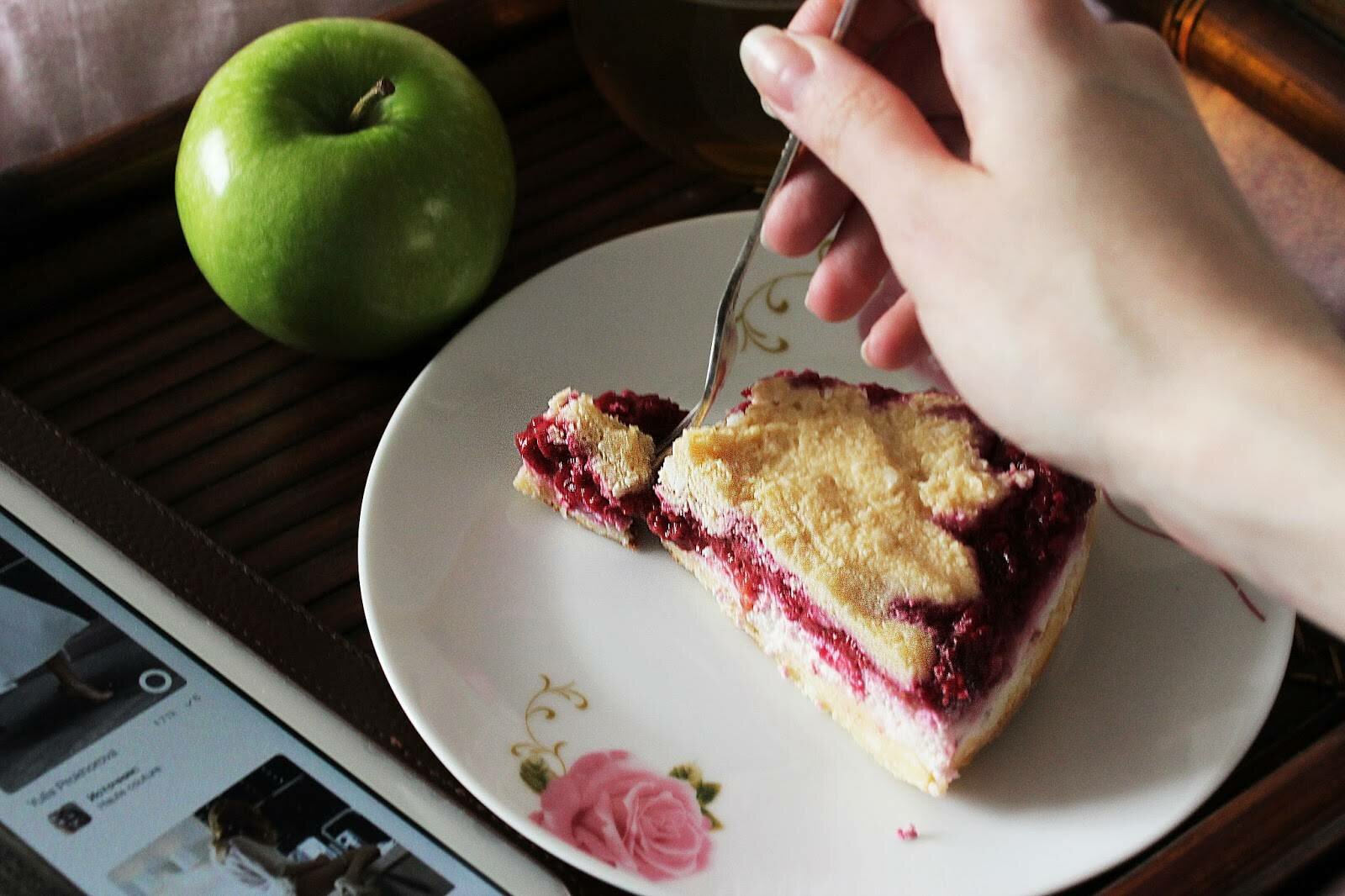 Выпечка с замороженной малиной: простые рецепты булочек в духовке