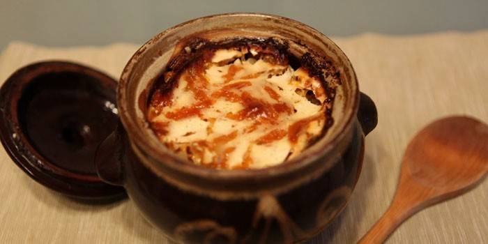 Три запечённых блюда в горшочках: картофель с рисом, с овощами и вкусная тушеная картошка