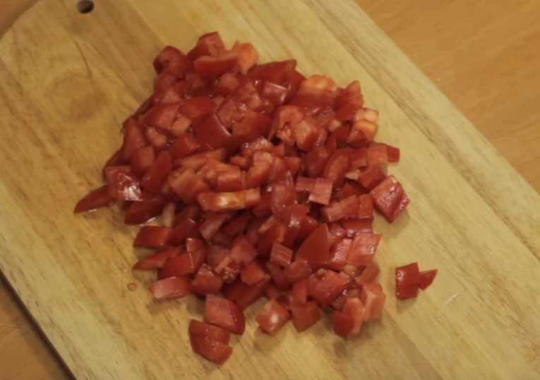 Пицца с колбасой и сыром