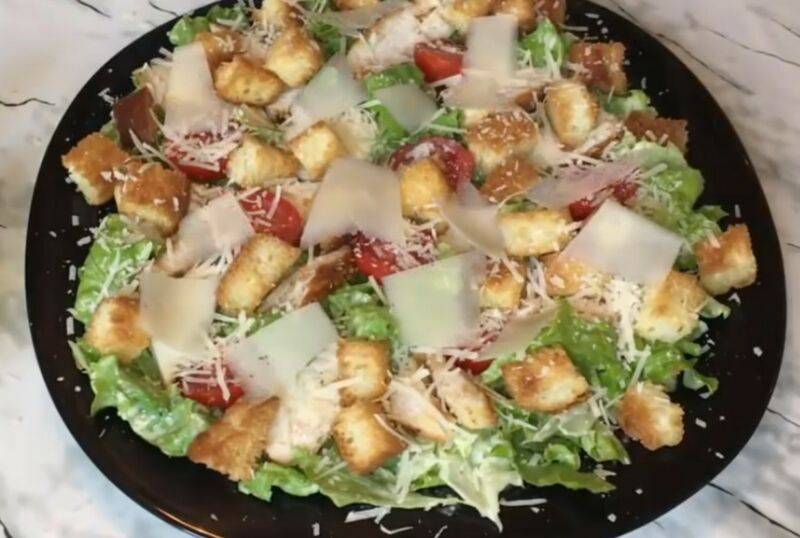 Салат цезарь с курицей в домашних условиях