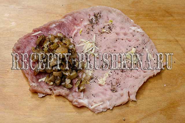 Фаршированные шампиньоны в духовке с сыром и ветчиной